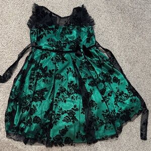 Elegant Green and Black Lace Dress